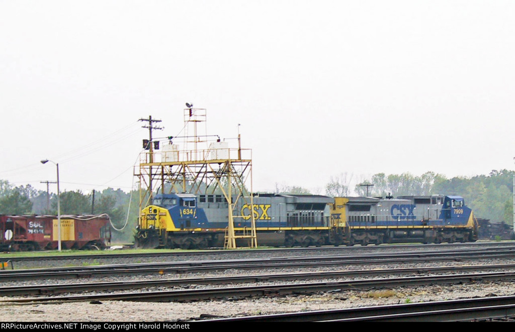 CSX 634 & 7909 at the sanding rack